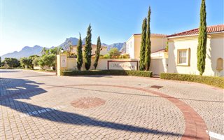 3 Bedroom Townhouse in Kronenzicht