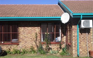 3 Bedroom Townhouse in Vanderbijlpark SE3