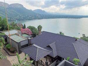 4 Bedroom House in Kosmos