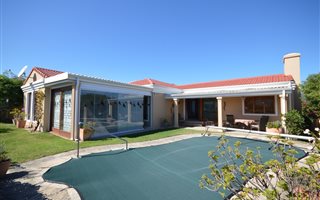 2 Bedroom House in Hunters Estate