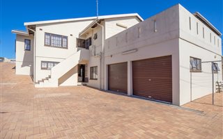 4 Bedroom House in Chatsworth Central