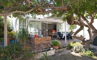 2 Bedroom House in Gordons Bay Central