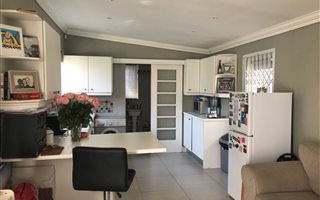 1 Bedroom Garden Cottage in Bordeaux
