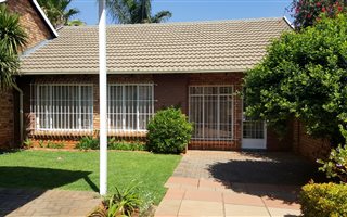 2 Bedroom Townhouse in Die Hoewes