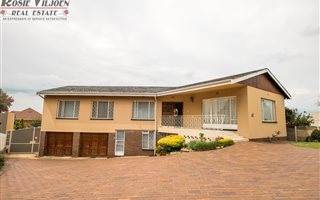 4 Bedroom House in Linmeyer