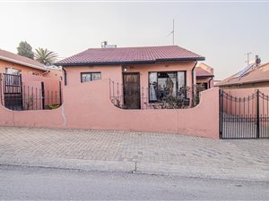 3 Bed House in Alexandra
