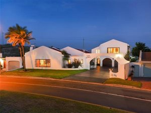 4 Bedroom House in Bloubergstrand