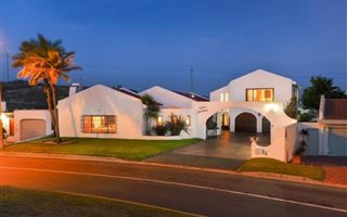 4 Bedroom House in Bloubergstrand