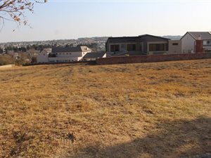 1105 m² Land available in Waterfall Estate