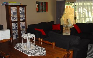 2 Bedroom Simplex in Die Hoewes