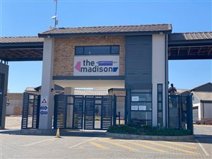 2 Bed Apartment in Rooihuiskraal North