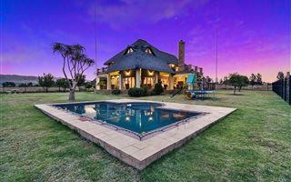 4 Bedroom House in Kromdraai AH