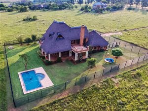 4 Bedroom House in Kromdraai AH