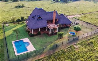 4 Bedroom House in Kromdraai AH
