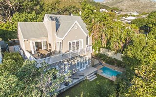 5 Bedroom House in Penzance Estate