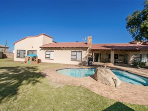 4 Bed House in Halfway House