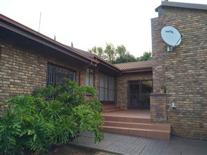 4 Bed House in Zwartkop