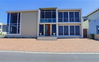 4 Bedroom House in Calypso Beach