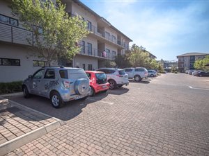 87 m² Commercial space in Shere