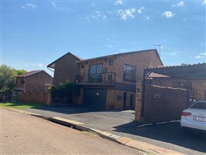 8 Bed House in Highveld