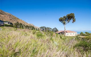 944 m² Land available in Gordons Bay Central