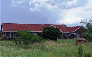 2.2 ha Farm in Ophir AH