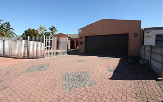 3 Bedroom House in Mikro Park