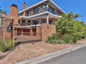 6 Bed House in Die Wingerd