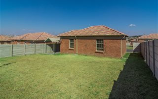 2 Bedroom House in Rooihuiskraal