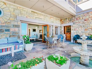 2 Bed Apartment in Kalk Bay