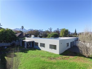 5 Bed House in Somerset West Central