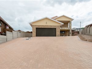 4 Bed House in Klein Brak River