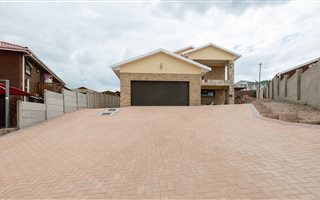 4 Bedroom House in Klein Brak River