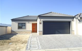 3 Bedroom House in Fairview Golf Estate