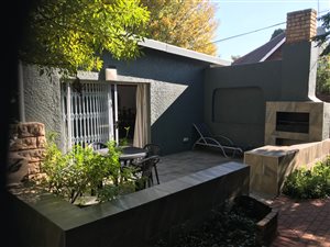 2 Bed Garden Cottage in Fontainebleau