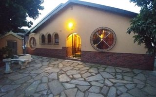 6 Bedroom House in Umhlatuzana