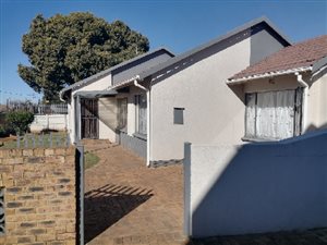 5 Bed House in Dersley