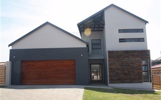 4 Bedroom House in Olympus AH