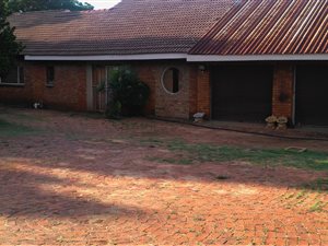 2.1 ha Smallholding in Magaliesmoot AH