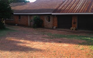 2.1 ha Smallholding in Magaliesmoot AH