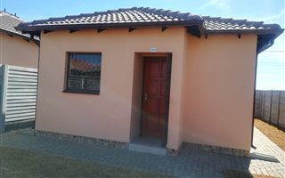 2 Bedroom House in Clayville
