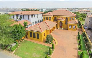 4 Bedroom House in Blue Valley Golf Estate