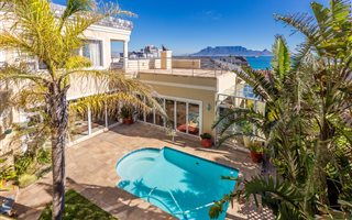 4 Bedroom House in Bloubergstrand