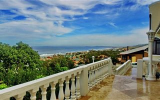 4 Bedroom House in Outeniqua Strand