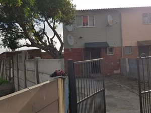 2 Bed House in Elsies River