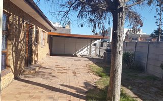 3 Bedroom House in Bloubergstrand