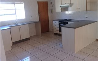 3 Bedroom Townhouse in Vanderbijlpark SE3