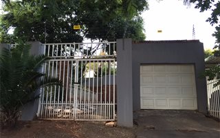 3 Bedroom House in Bezuidenhout Valley