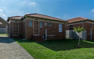 3 Bedroom House in Olievenhoutbosch