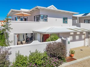 3 Bed Townhouse in Bergvliet